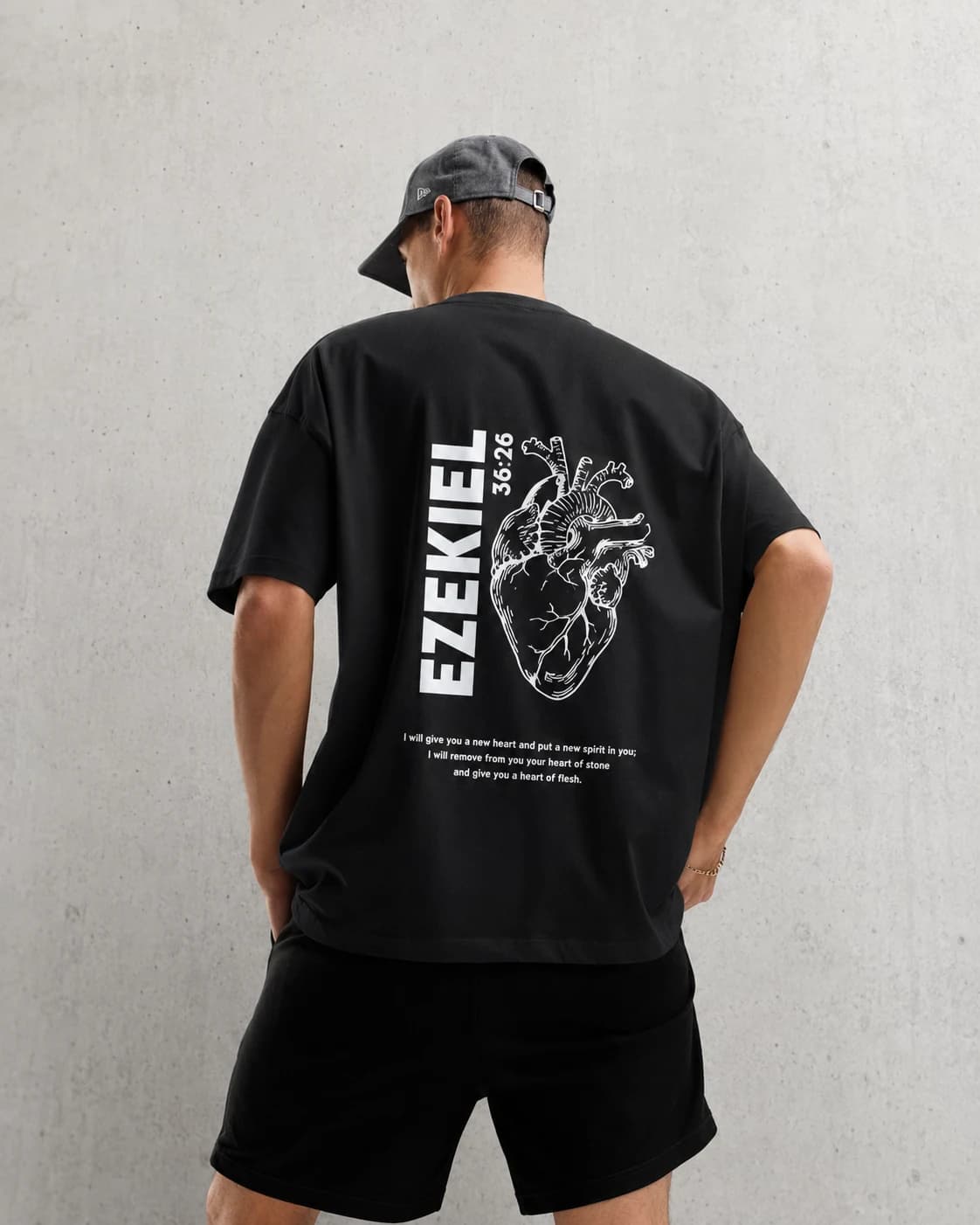 Franela Oversized Ezekiel 36:26 — negro trasero