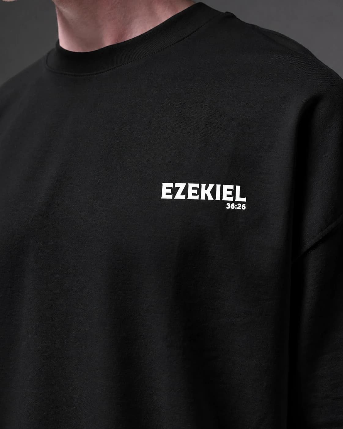 Franela Oversized Ezekiel 36:26 — negro detalle