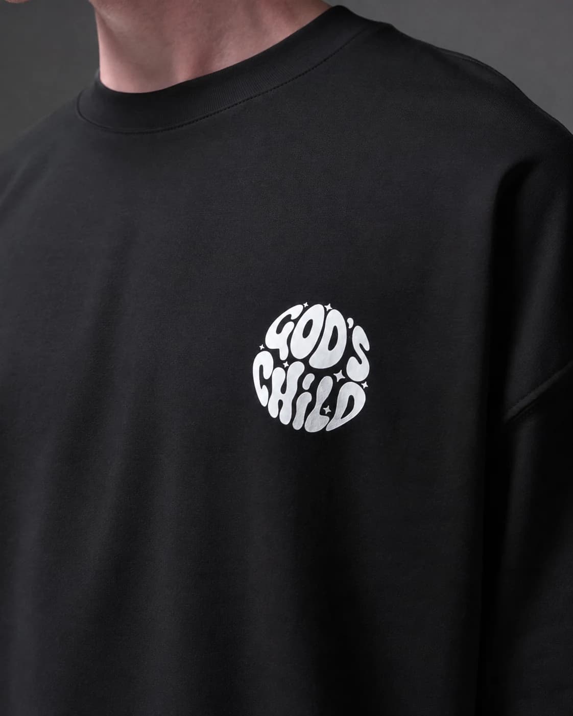 Franela Oversized God's Child — negro detalle
