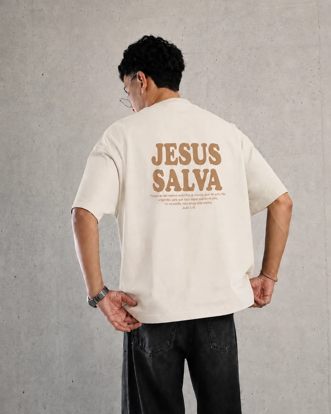 Franela Oversized Jesús Salva — crudo trasero