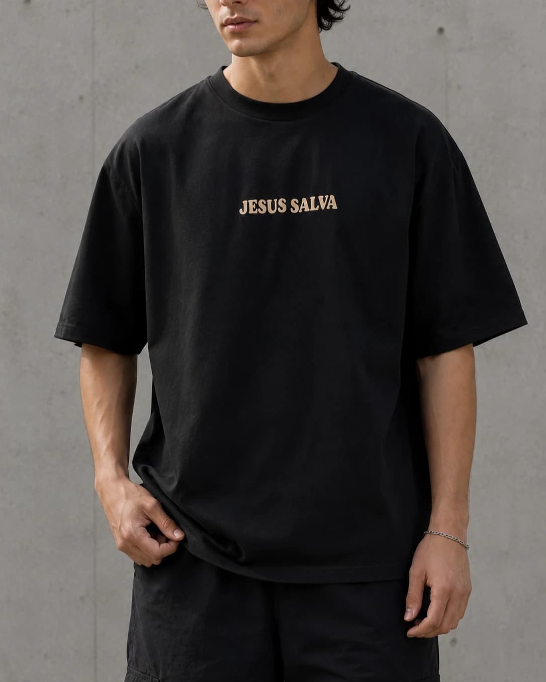 Franela Oversized Jesús Salva — negro delantero