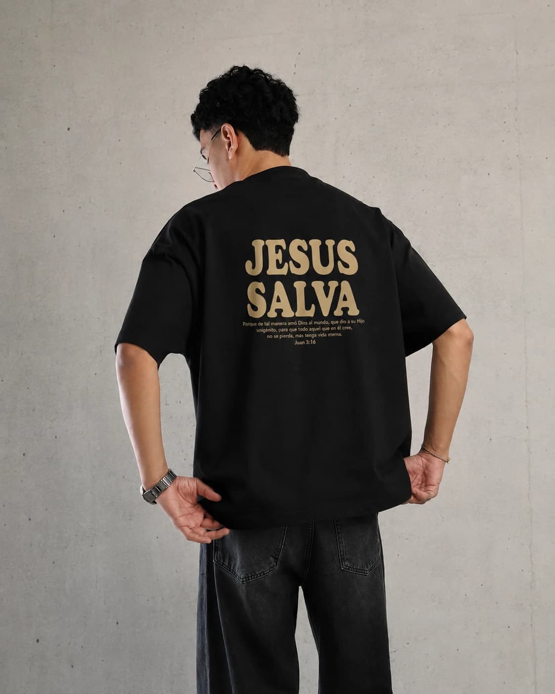 Franela Oversized Jesús Salva — negro trasero