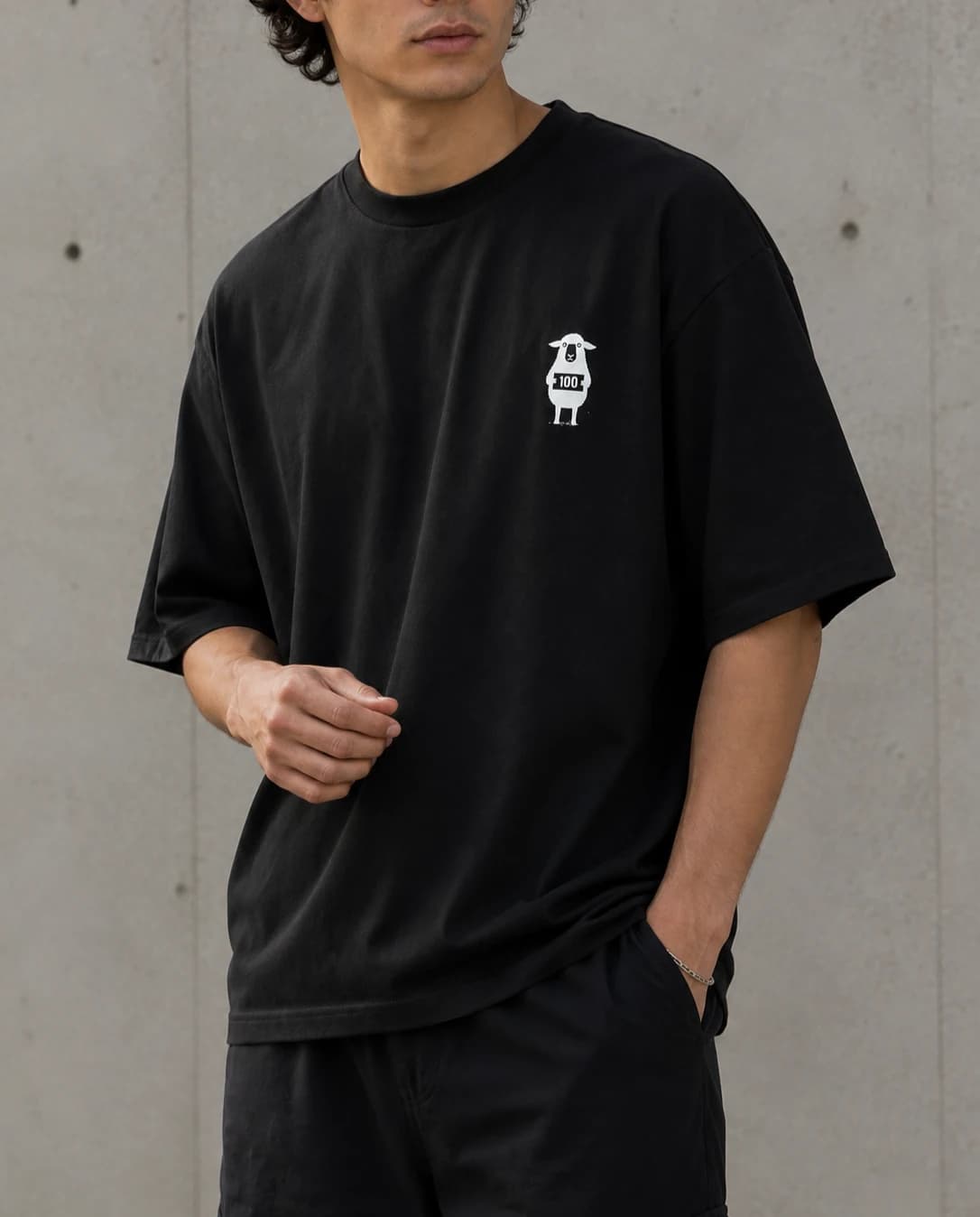 Franela Oversized Se Busca — negro delantero