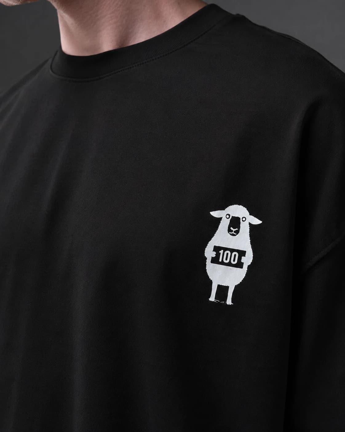 Franela Oversized Se Busca — negro detalle